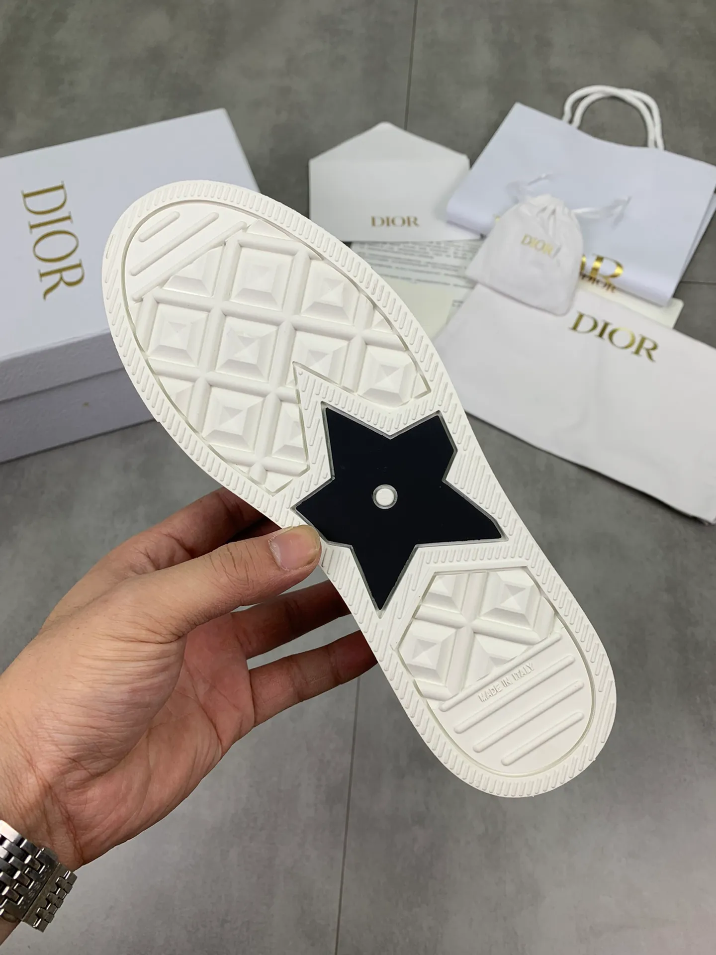👟👟Ex-factory price 480👟👟 Dior2022 spring, summer, autumn and winter latest upgraded version of casual lace-up classic embroidered sneakers, the same style of flat-bottomed round-toe women's shoes for all seasons. It took more than two months to finally reproduce it perfectly. We made every detail exactly the same as the original. We decisively keep our own style when shipping. How can beauties who like sports not keep it for themselves? Multiple craftsmanship, original Italian imported original embroidered woven fabrics, original customized T👟👟 ex-factory price U outsole. On the surface it seems simple and has no technical content, but in fact it is quite a test of the technical operation of the master Luo Di. The market's top quality is welcome to compare, any details are unconditional 👟👟Ex-factory price K. There are pictures and the truth. Today's Internet celebrities and foreign stars are buying it one after another! Fully responsible for dressing in spring, summer, autumn and winter. All aspects of the original disassembly and materials are exclusively molded and customized, 🎗shoelace molding, hardware molding, outsole molding, even the feet are molded, the original order is made to order, and the original bronze hardware is compared to the original, not a common imitation in the market. It will be full of surprises the moment you get it! The perfect genuine version, you can go in and out of the counter at will. Fabric: Original imported embroidered woven fabric from Italy. Lining: Imported original water-dyed cowhide. Feet: Imported original water-dyed cowhide. Outsole: Original molded T👟👟Ex-factory price U bottom. Size: 35-39 (34.40.41.42 customized, non-refundable)